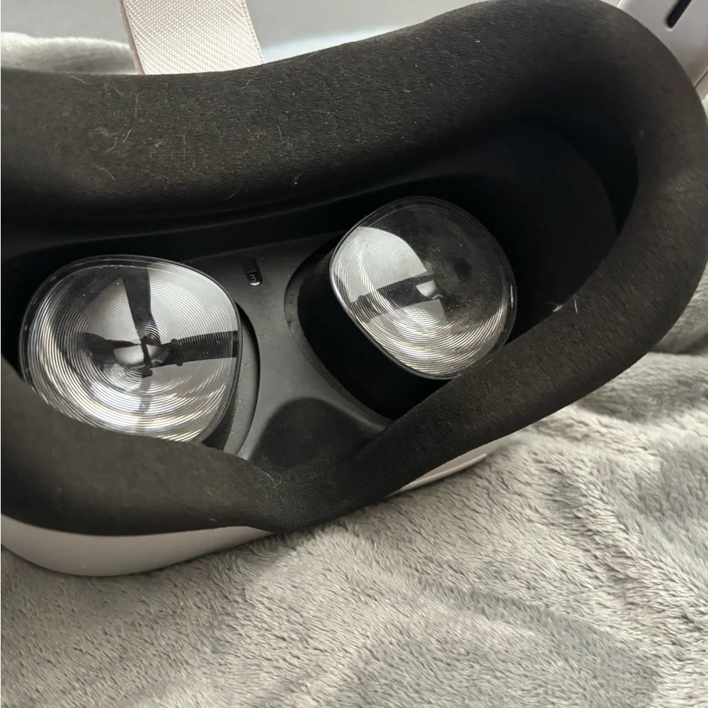 Oculus Gray and White VR Headset